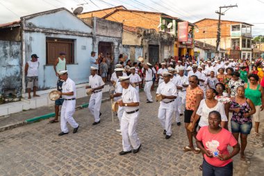 Saubara, Bahia, Brezilya - 06 Ağustos 2022: Encontro de Chegancas kültür grubu üyeleri beyaz kıyafetler giyer ve perküsyon enstrümanları çalarlar. Saubara, Bahia.