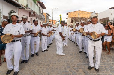 Saubara, Bahia, Brezilya - 06 Ağustos 2022: Encontro de Chegancas kültür grubu üyeleri beyaz kıyafetler giyer ve perküsyon enstrümanları çalarlar. Saubara, Bahia.