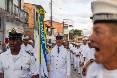 Saubara, Bahia, Brezilya - 06 Ağustos 2022: Encontro de Chegancas kültür grubu üyeleri beyaz kıyafetler giyer ve perküsyon enstrümanları çalarlar. Saubara, Bahia.