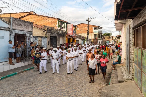 stock image Saubara, Bahia, Brazil - August 06, 2022: Members of the cultural group Encontro de Chegancas wear white clothes and play percussion musical instruments. Saubara, Bahia.