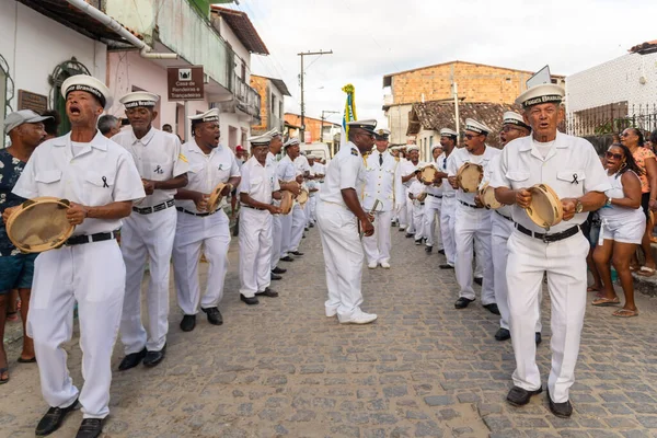 Saubara, Bahia, Brezilya - 06 Ağustos 2022: Encontro de Chegancas kültür grubu üyeleri beyaz kıyafetler giyer ve perküsyon enstrümanları çalarlar. Saubara, Bahia.