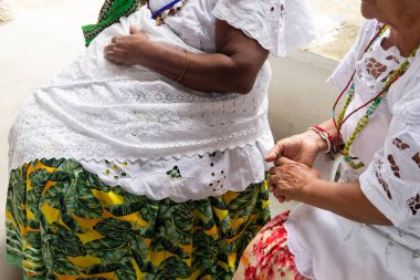Saubara, Bahia, Brezilya - 12 Haziran 2022: Geleneksel giysiler içinde oturan Candomble üyeleri, Saubara 'nın Bom Jesus dos Pobres ilçesinde dini festival için bekliyorlar.