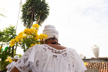 Saubara, Bahia, Brezilya - 12 Haziran 2022: Candomble üyeleri, Saubara 'nın Bom Jesus dos Pobres ilçesinde düzenlenen dini festival için geleneksel giysiler içinde bir araya geldiler..