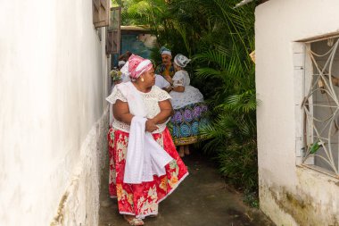 Saubara, Bahia, Brezilya - 12 Haziran 2022: Candomble üyeleri Saubara 'nın Bom Jesus dos Pobres ilçesindeki dini evde geleneksel giysiler içinde bir araya geldiler..