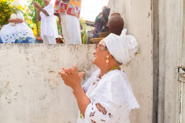 Saubara, Bahia, Brezilya - 12 Haziran 2022: Candomble üyeleri, Saubara 'nın Bom Jesus dos Pobres ilçesinde düzenlenen dini festival için geleneksel giysiler içinde bir araya geldiler..