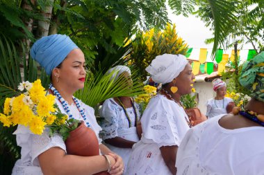 Saubara, Bahia, Brezilya - 12 Haziran 2022: Candomble üyeleri, Saubara 'nın Bom Jesus dos Pobres ilçesinde düzenlenen dini festival için geleneksel giysiler içinde bir araya geldiler..