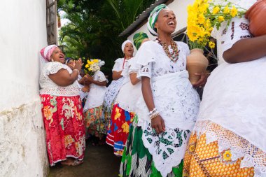 Saubara, Bahia, Brezilya - 12 Haziran 2022: Candomble üyeleri, Saubara 'nın Bom Jesus dos Pobres ilçesinde düzenlenen dini festival için geleneksel giysiler içinde bir araya geldiler..