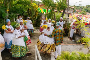 Saubara, Bahia, Brezilya - 12 Haziran 2022: Candomble üyeleri Saubara 'nın Bom Jesus dos Pobres ilçesindeki dini evde geleneksel giysiler içinde bir araya geldiler..