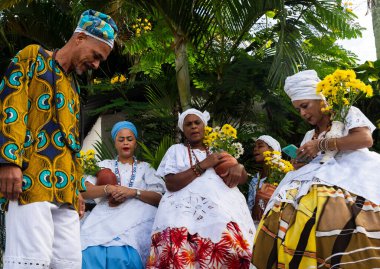 Saubara, Bahia, Brezilya - 12 Haziran 2022: Candomble üyeleri, Saubara 'nın Bom Jesus dos Pobres ilçesinde düzenlenen dini festival için geleneksel giysiler içinde bir araya geldiler..