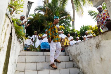 Saubara, Bahia, Brezilya - 12 Haziran 2022: Candomble üyeleri Saubara 'nın Bom Jesus dos Pobres ilçesinde düzenlenen dini festival için geleneksel giysiler giymiş bir merdivenden iniyorlar.