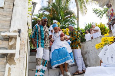 Saubara, Bahia, Brezilya - 12 Haziran 2022: Candomble üyeleri Saubara 'nın Bom Jesus dos Pobres ilçesinde düzenlenen dini festival için geleneksel giysiler giymiş bir merdivenden iniyorlar.