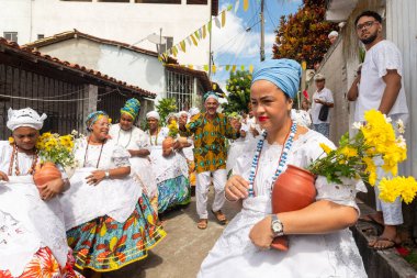 Saubara, Bahia, Brezilya - 12 Haziran 2022: Candomble dini üyeleri Saubara 'nın Bom Jesus dos Pobres ilçesinde geleneksel giysiler içinde dans edip şarkı söylüyorlar.