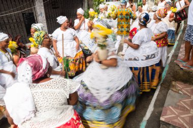 Saubara, Bahia, Brezilya - 12 Haziran 2022: Candomble üyeleri Bom Jesus dos Pobre ilçesindeki dini evde dans edip şarkı söylüyorlar.