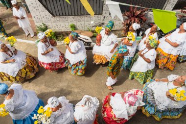 Saubara, Bahia, Brezilya - 12 Haziran 2022: Candomble dini üyeleri Saubara 'nın Bom Jesus dos Pobres ilçesinde geleneksel giysiler içinde dans edip şarkı söylüyorlar.