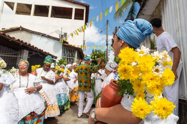 Saubara, Bahia, Brezilya - 12 Haziran 2022: Candomble dini üyeleri Saubara 'nın Bom Jesus dos Pobres ilçesinde geleneksel giysiler içinde dans edip şarkı söylüyorlar.