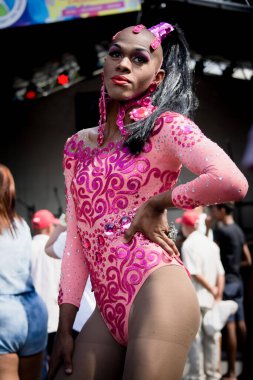 Salvador, Bahia, Brezilya - 11 Eylül 2016: Brezilya 'nın Salvador kentindeki LGBT hakları için düzenlenen sokak yürüyüşü sırasında gümrük giyen insanlar. Çeşitlilik, hoşgörü ve cinsiyet kimliği kavramı.