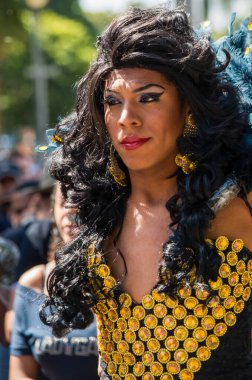 Salvador, Bahia, Brezilya - 11 Eylül 2016: Brezilya 'nın Salvador kentindeki LGBT hakları için düzenlenen sokak yürüyüşü sırasında gümrük giyen insanlar. Çeşitlilik, hoşgörü ve cinsiyet kimliği kavramı.