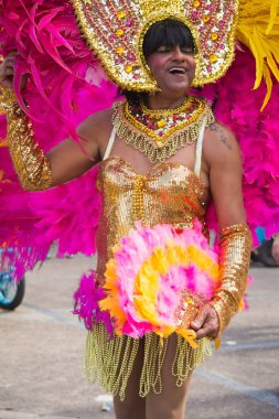 Salvador, Bahia, Brezilya - 11 Eylül 2016: Brezilya 'nın Salvador kentindeki LGBT hakları için düzenlenen sokak yürüyüşü sırasında gümrük giyen insanlar. Çeşitlilik, hoşgörü ve cinsiyet kimliği kavramı.