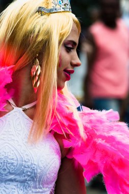 Salvador, Bahia, Brezilya - 11 Eylül 2016: Brezilya 'nın Salvador kentindeki LGBT hakları için düzenlenen sokak yürüyüşü sırasında gümrük giyen insanlar. Çeşitlilik, hoşgörü ve cinsiyet kimliği kavramı.
