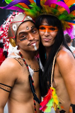 Salvador, Bahia, Brezilya - 11 Eylül 2016: Brezilya 'nın Salvador kentindeki LGBT hakları için düzenlenen sokak yürüyüşü sırasında gümrük giyen insanlar. Çeşitlilik, hoşgörü ve cinsiyet kimliği kavramı.