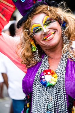 Salvador, Bahia, Brezilya - 11 Eylül 2016: Brezilya 'nın Salvador kentindeki LGBT hakları için düzenlenen sokak yürüyüşü sırasında gümrük giyen insanlar. Çeşitlilik, hoşgörü ve cinsiyet kimliği kavramı.