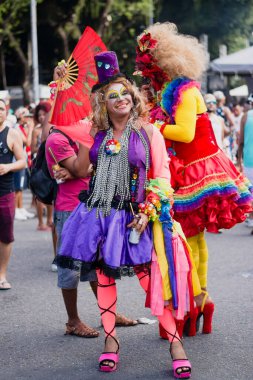 Salvador, Bahia, Brezilya - 11 Eylül 2016: Brezilya 'nın Salvador kentindeki LGBT hakları için düzenlenen sokak yürüyüşü sırasında gümrük giyen insanlar. Çeşitlilik, hoşgörü ve cinsiyet kimliği kavramı.