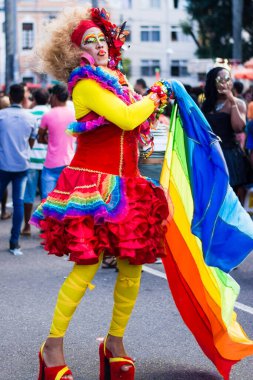 Salvador, Bahia, Brezilya - 11 Eylül 2016: Brezilya 'nın Salvador kentindeki LGBT hakları için düzenlenen sokak yürüyüşü sırasında gümrük giyen insanlar. Çeşitlilik, hoşgörü ve cinsiyet kimliği kavramı.