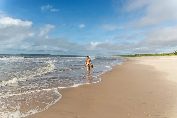 Adult Woman Bikini Walking Strong Sunlight Guaibim Beach City Valenca — Stok fotoğraf