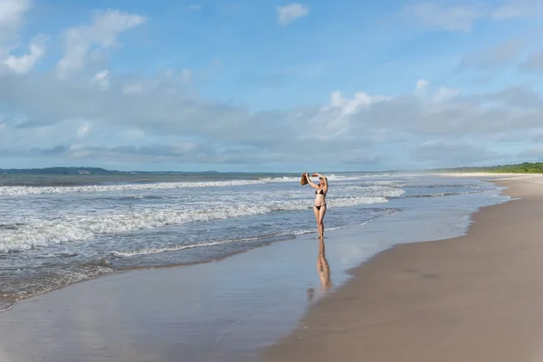Adult Woman Bikini Walking Strong Sunlight Guaibim Beach City Valenca — Stockfoto