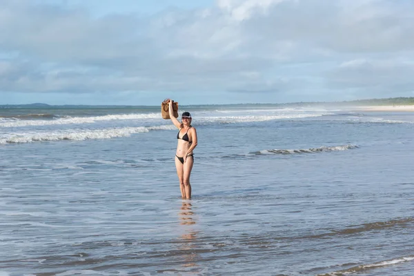 Adult Woman Bikini Walking Strong Sunlight Guaibim Beach City Valenca — стоковое фото