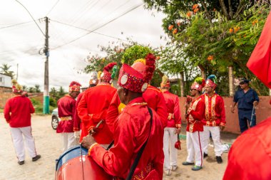 Saubara, Bahia, Brezilya - 06 Ağustos 2022: Saubara Bahia 'daki Encontro de Chegancas kültürel etkinliğinin üyeleri, kentin sokaklarında geçit töreni düzenliyorlar..