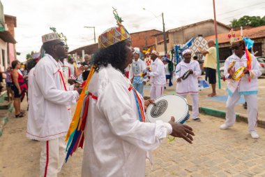 Saubara, Bahia, Brezilya - 6 Ağustos 2022: Encontro de Chegancas, Saubara Bahia 'da kültürel etkinlik üyeleri, şehrin sokaklarında dans ve şarkı söyleyerek geçit töreni düzenlediler..
