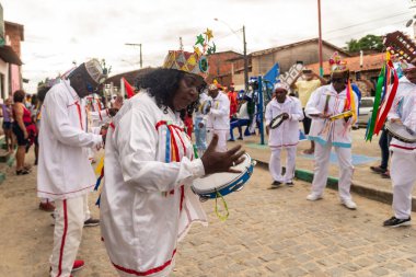Saubara, Bahia, Brezilya - 6 Ağustos 2022: Encontro de Chegancas, Saubara Bahia 'da kültürel etkinlik üyeleri, şehrin sokaklarında dans ve şarkı söyleyerek geçit töreni düzenlediler..