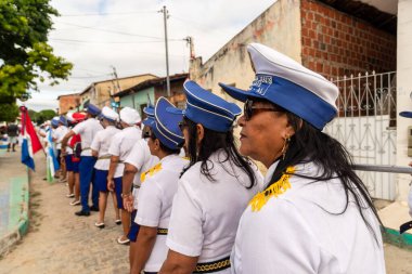 Saubara, Bahia, Brezilya - 6 Ağustos 2022: Encontro de Chegancas, Saubara Bahia 'da kültürel etkinlik üyeleri, şehrin sokaklarında dans ve şarkı söyleyerek geçit töreni düzenlediler..