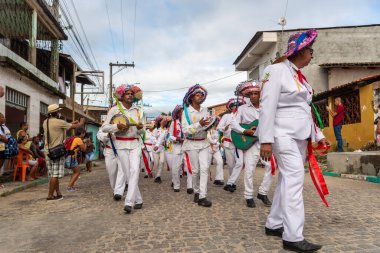Saubara, Bahia, Brezilya - 6 Ağustos 2022: Encontro de Chegancas, Saubara Bahia 'da kültürel etkinlik üyeleri, şehrin sokaklarında dans ve şarkı söyleyerek geçit töreni düzenlediler..