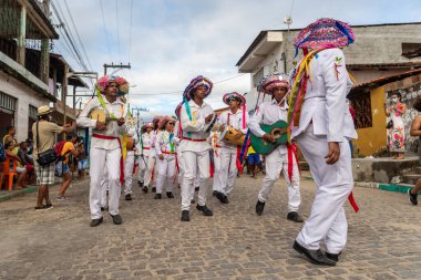 Saubara, Bahia, Brezilya - 6 Ağustos 2022: Encontro de Chegancas, Saubara Bahia 'da kültürel etkinlik üyeleri, şehrin sokaklarında dans ve şarkı söyleyerek geçit töreni düzenlediler..