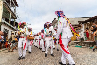 Saubara, Bahia, Brezilya - 6 Ağustos 2022: Encontro de Chegancas, Saubara Bahia 'da kültürel etkinlik üyeleri, şehrin sokaklarında dans ve şarkı söyleyerek geçit töreni düzenlediler..