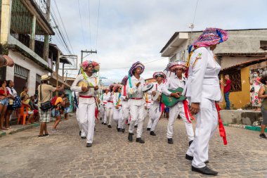 Saubara, Bahia, Brezilya - 6 Ağustos 2022: Encontro de Chegancas, Saubara Bahia 'da kültürel etkinlik üyeleri, şehrin sokaklarında dans ve şarkı söyleyerek geçit töreni düzenlediler..