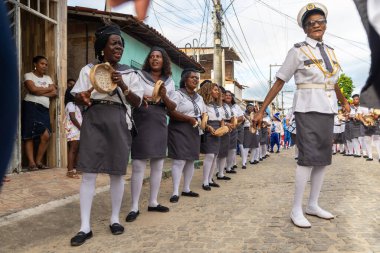 Saubara, Bahia, Brezilya - 06 Ağustos 2022: Encontro de Chegancas, Saubara Bahia 'daki kültürel etkinliğin kadın üyeleri, kentin sokaklarında dans edip şarkı söylüyorlar.
