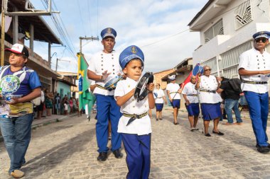 Saubara, Bahia, Brezilya - 06 Ağustos 2022: Marujada üyeleri Saubara, Bahia 'daki Chegancas kültür toplantısında dans, şarkı ve enstrüman çalıyorlar.