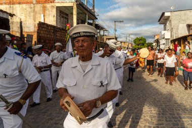 Saubara, Bahia, Brezilya - 06 Ağustos 2022: Encontro de Chegancas kültür grubu üyeleri beyaz kıyafetler giyer ve perküsyon enstrümanları çalarlar. Saubara, Bahia.