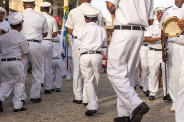 Saubara, Bahia, Brezilya - 06 Ağustos 2022: Encontro de Chegancas kültür grubu üyeleri beyaz kıyafetler giyer ve perküsyon enstrümanları çalarlar. Saubara, Bahia.