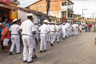 Saubara, Bahia, Brezilya - 06 Ağustos 2022: Encontro de Chegancas kültür grubu üyeleri beyaz kıyafetler giyer ve perküsyon enstrümanları çalarlar. Saubara, Bahia.