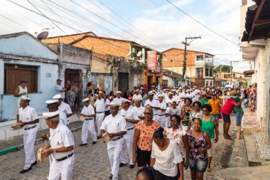 Saubara, Bahia, Brezilya - 06 Ağustos 2022: Encontro de Chegancas kültür grubu üyeleri beyaz kıyafetler giyer ve perküsyon enstrümanları çalarlar. Saubara, Bahia.
