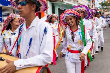 Saubara, Bahia, Brezilya - 6 Ağustos 2022: Encontro de Chegancas, Saubara Bahia 'da kültürel etkinlik üyeleri, şehrin sokaklarında dans ve şarkı söyleyerek geçit töreni düzenlediler..