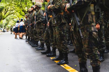 Salvador, Bahia, Brezilya - 07 Eylül 2022: Brezilya ordusu askerleri, Salvador, Bahia 'da bağımsızlık gününde silahlarıyla dinleniyor.