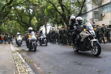 Salvador, Bahia, Brezilya - 07 Eylül 2022: Brezilya ordusunun askeri personeli, Salvador, Bahia 'daki bağımsızlık gününde yüksek komutanın kontrolü için form hazırladı.