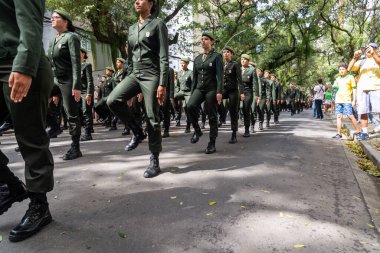 Salvador, Bahia, Brezilya - 07 Eylül 2022: Kadın askeri personel Brezilya 'nın bağımsızlık günü için Salvador, Bahia sokaklarında geçit töreni yapıyor.        