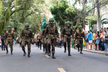 Salvador, Bahia, Brezilya - 07 Eylül 2022: Brezilya ordusu askerleri Salvador, Bahia 'daki bağımsızlık geçidinde özel silahlarla ve kamuflajla yürüdüler.