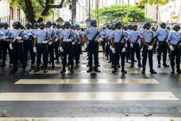 stock image Salvador, Bahia, Brazil - September 07, 2022: Aeronautics soldiers standing with lowered weapons standing on the street on Brazil's independence day in Salvador, Bahia.